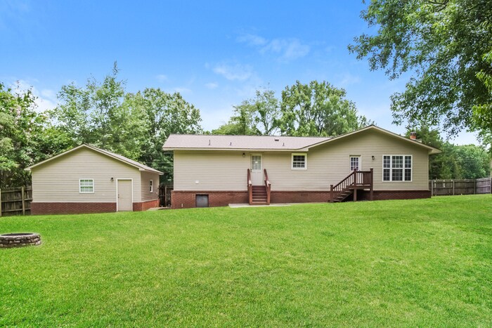 Building Photo - 203 Bumblebee Dr