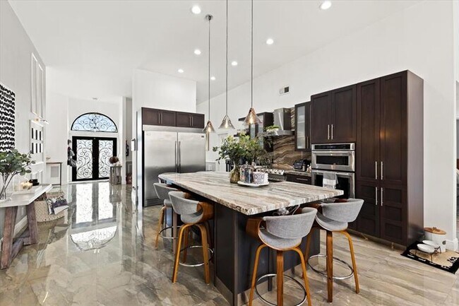 Building Photo - 10792 Queen Palm Ct