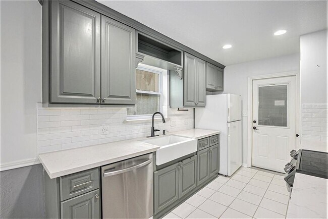 Building Photo - 2512 Village Cir Dr