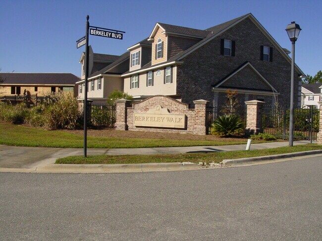 Building Photo - 104 Ventura Pl