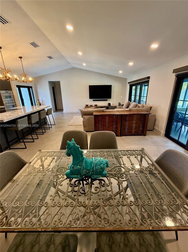 Building Photo - 1304 Stratford St