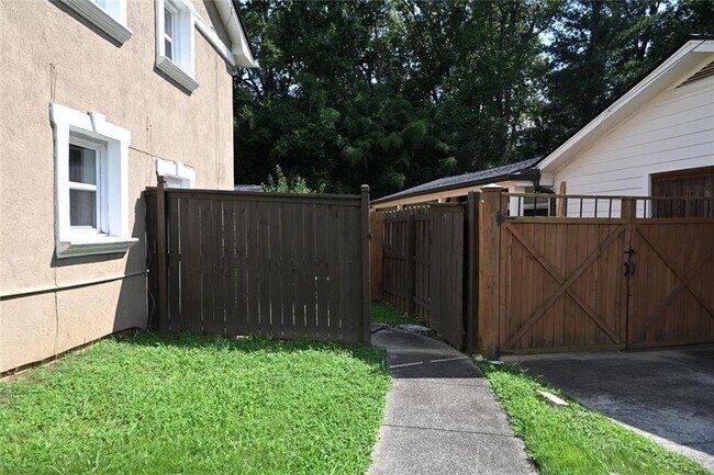 Building Photo - 994 Overbrook Cir