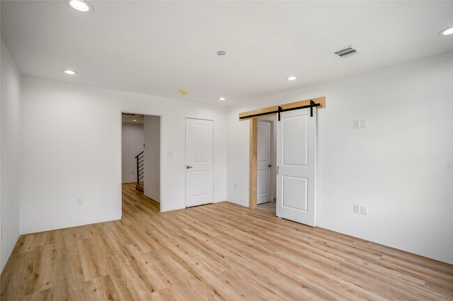 Building Photo - 15000 S Richmond Ave