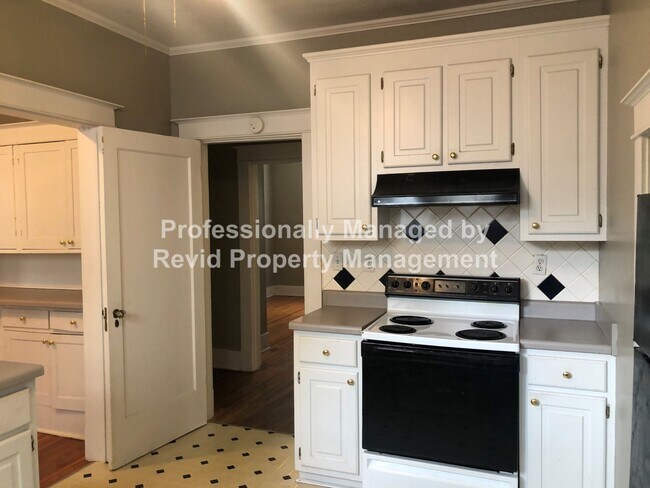 Building Photo - Large upstairs apartment in Midtown!
