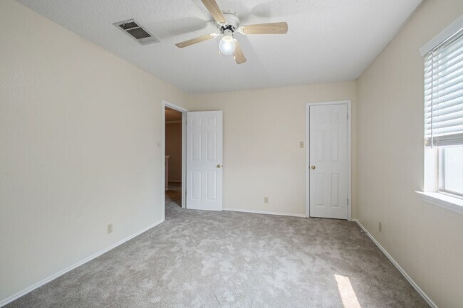 Building Photo - Stunning 4 Bedroom, 2.5 Bath Home in Block...