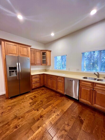 Building Photo - 1122 10th St