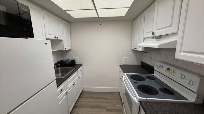 Building Photo - 344 SE 11th Ave