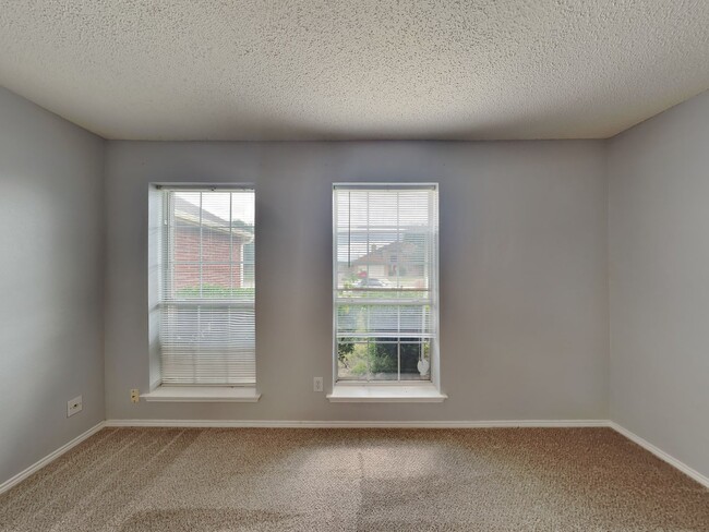 Building Photo - Spacious 3-Bedroom Home with Fireplace & Easy Access to Downtown Fort Worth