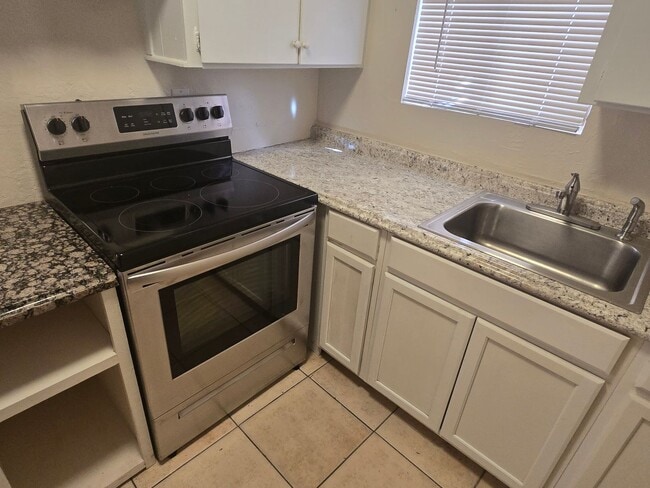 Building Photo - 2-bedroom, 1 bath near Ellsworth