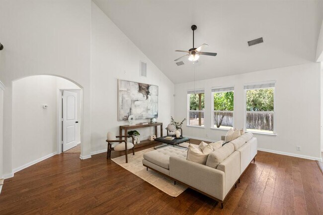 Building Photo - 608 Royal Burgess Dr
