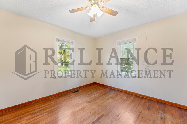 Building Photo - 612 N Custer St