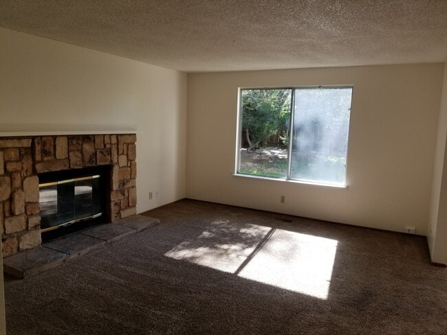Building Photo - Walking Distance to neighborhood schools a...