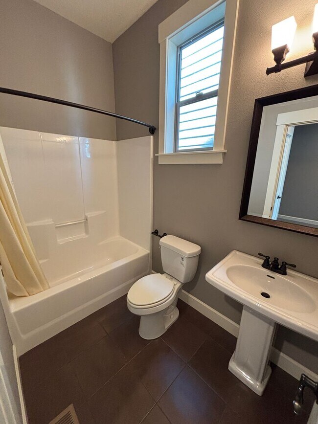 Building Photo - Beautiful Home in the Copper Creek Subdivi...