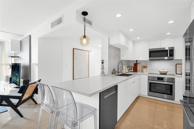 Building Photo - 1605 Bay Rd