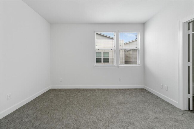 Building Photo - 2737 Clinton Dr