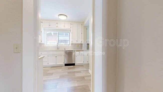 Building Photo - 2977 N Willamette Blvd