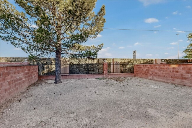 Building Photo - 4 bedroom 2.5 bath home in East El Paso!