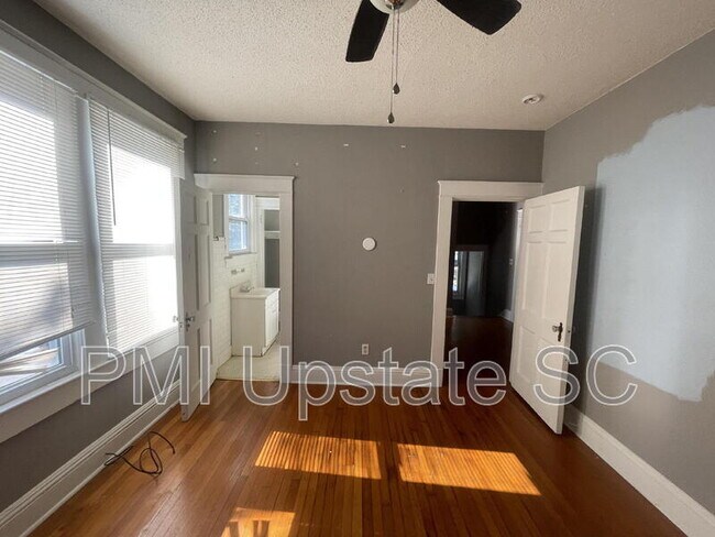 Building Photo - 181 N Fairview Ave