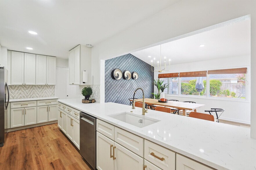 Building Photo - 7851 La Cabeza Dr