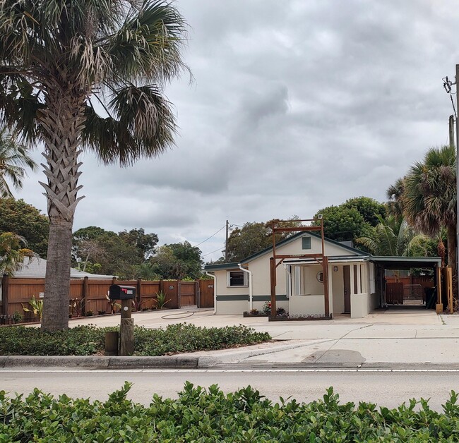 Building Photo - 1330 NE Dixie Hwy