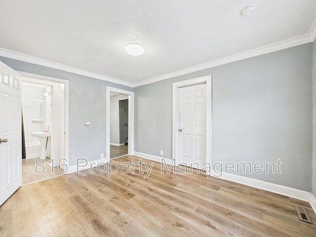 Building Photo - 3218 E 61st St