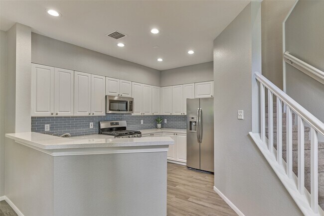 Building Photo - 25 Scarlet Woods Ct