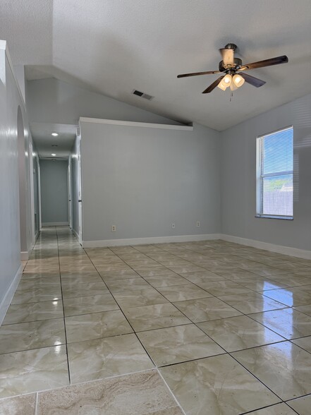 Family room - 426 Pharr Ave