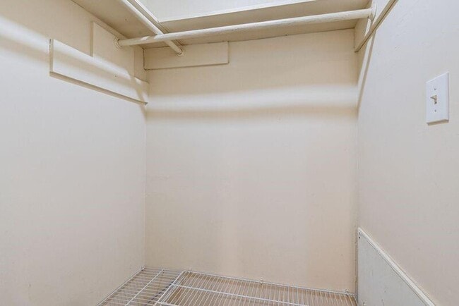 Building Photo - 2107 Collingsfield Dr