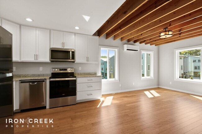 Building Photo - Beautiful Two-Bedroom Compact Cottage in S...
