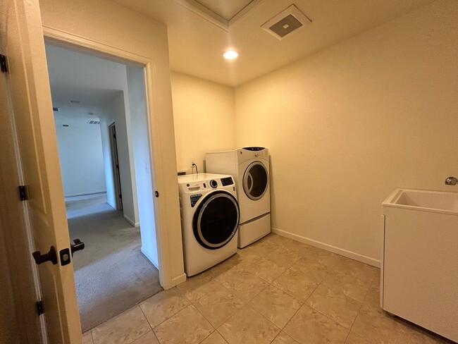 Building Photo - Spacious 5-Bedroom House with Large Fenced Yard