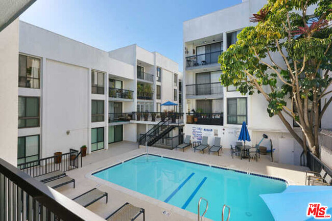 Building Photo - 906 N Doheny Dr