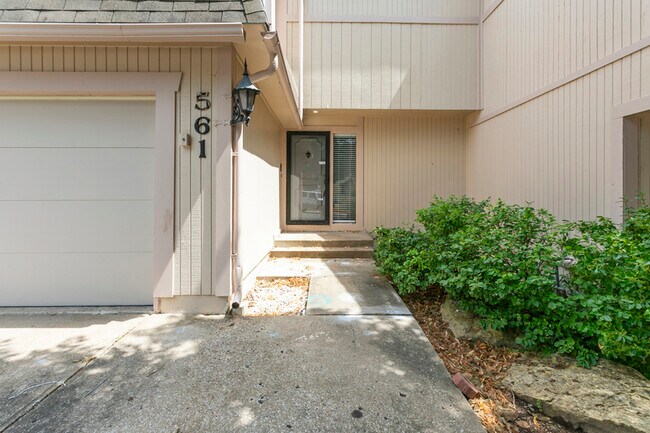 Building Photo - 561 NW Valleybrook Rd