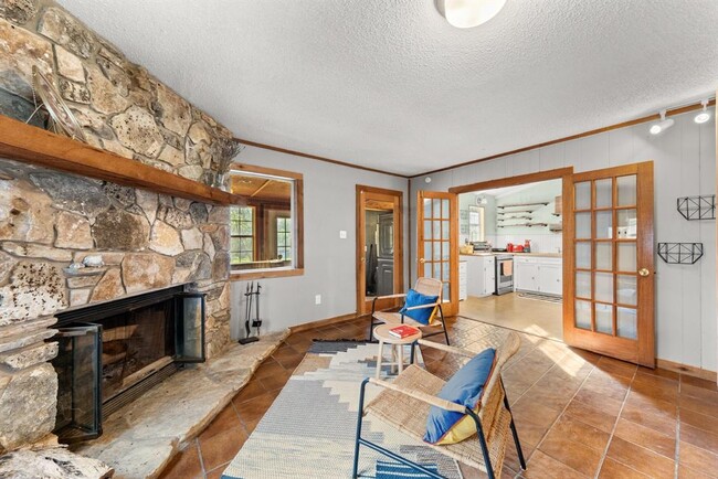 Building Photo - 28 W Inwood Forest Dr