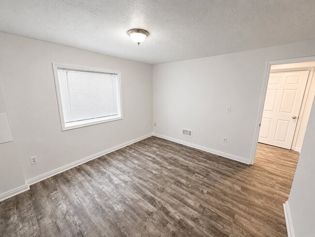 Building Photo - 15096 S Vernal Cove