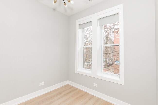Building Photo - 716 S Laflin St