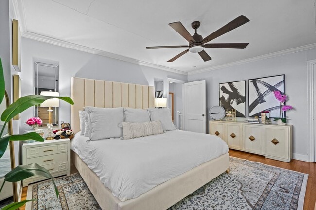 Building Photo - Downtown Townhouse Available 1 Nov 25!