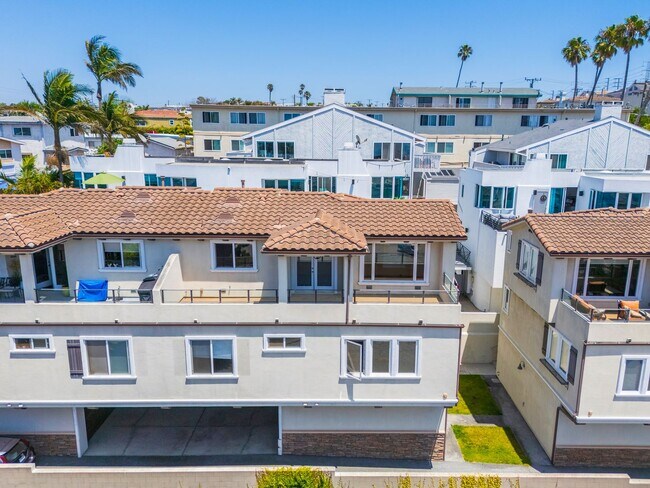 Building Photo - LUXURIOUS-CONTEMPORARY TOWNHOUSE W/ AMAZIN...