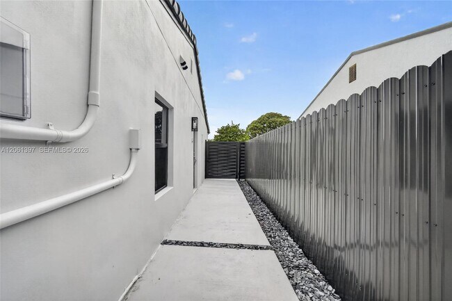 Building Photo - 1011 NW 30th Ct