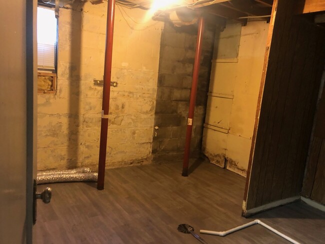 Building Photo - 4 bed 2 bath single family home