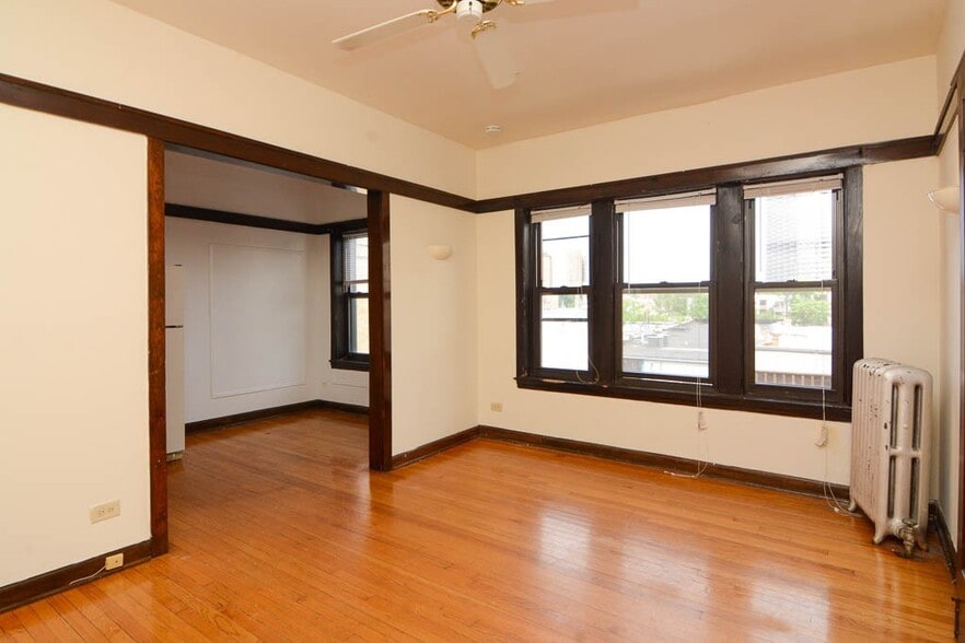 Building Photo - 824 W Waveland