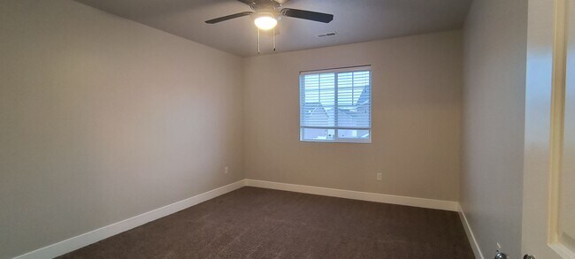 Building Photo - 3 Bedroom 3 Bathroom 2 Car Garage Townhome For rent.
