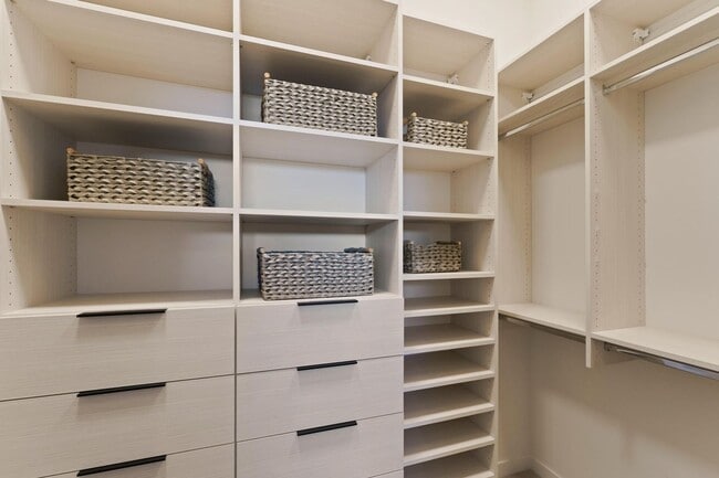 Building Photo - 4Bed 3.5 Bath - Views - Studio