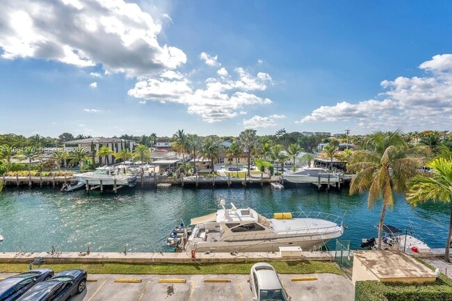 Building Photo - 2350 NE 135th St