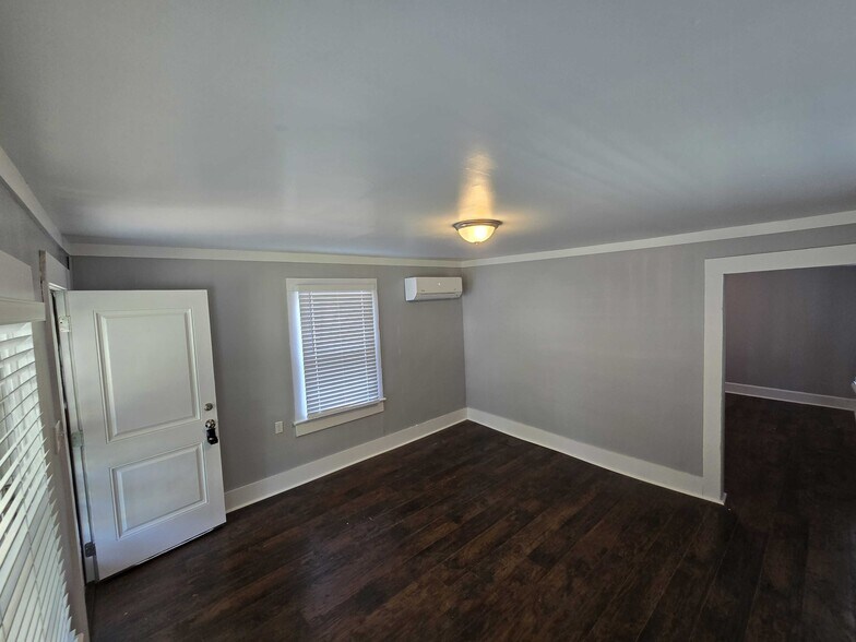 Building Photo - 713 Avenue F