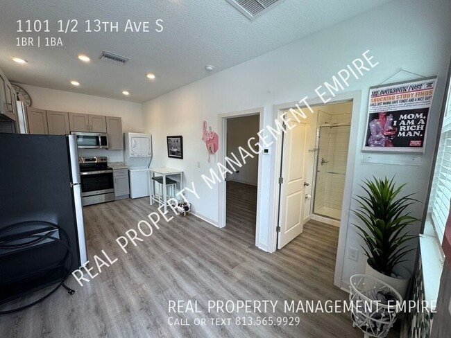 Building Photo - 1101 1/2 13th Ave S-