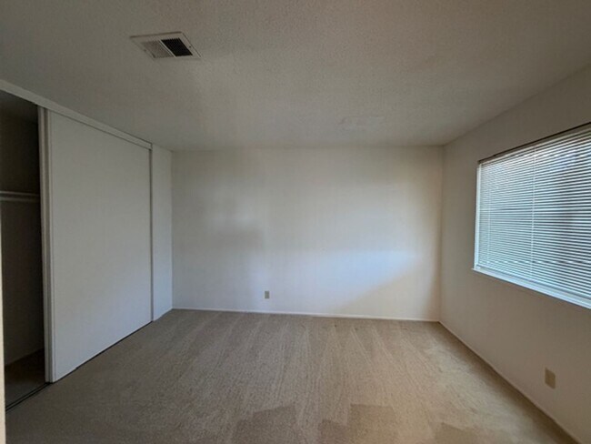 Building Photo - Gorgeous 4 Bed 3 bath