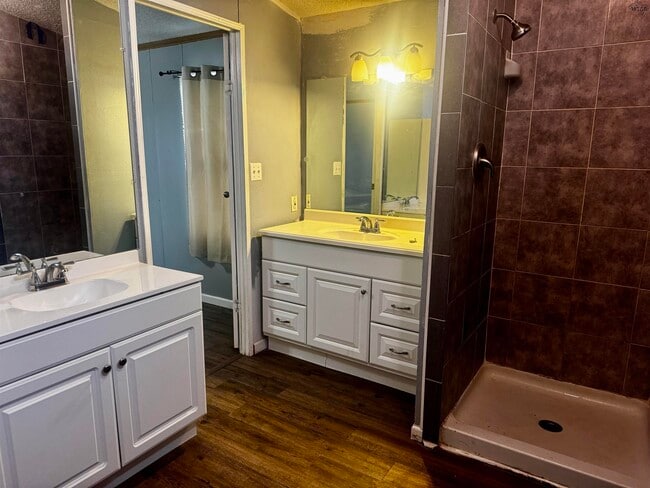 Building Photo - 1102 E Spring St