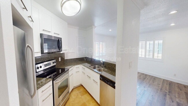 Building Photo - 7405 Charmant Dr