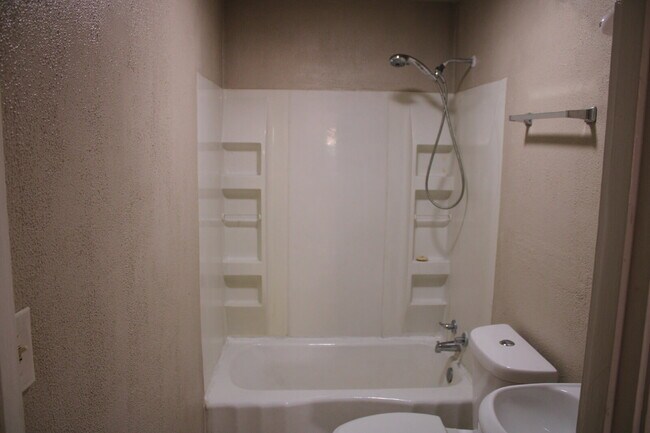 Building Photo - Updated 3 bedroom 1 Bathroom