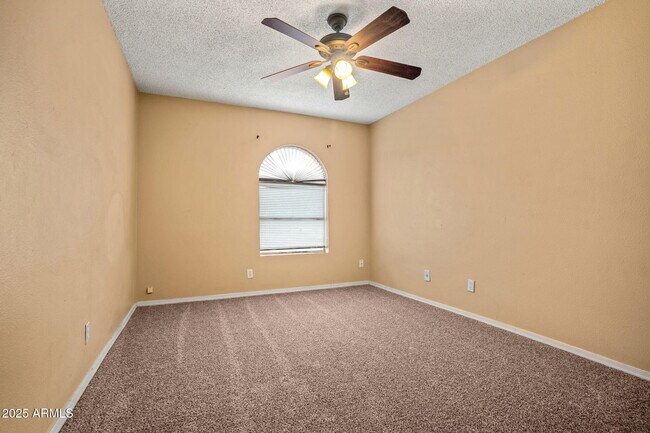 Building Photo - 2534 E Randall Dr